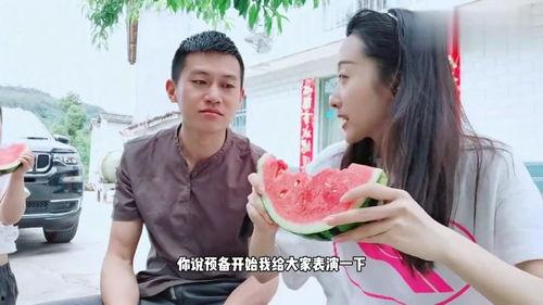 老婆耍赖孩子吃瓜视频播放,萌娃吃瓜，家庭欢乐瞬间引网友热议