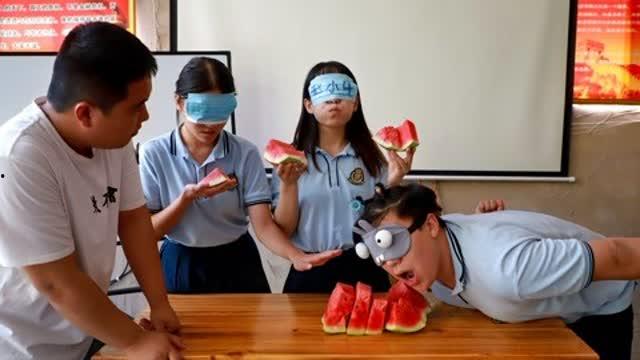 学生蒙眼吃瓜比赛视频播放,趣味横生，挑战视觉极限