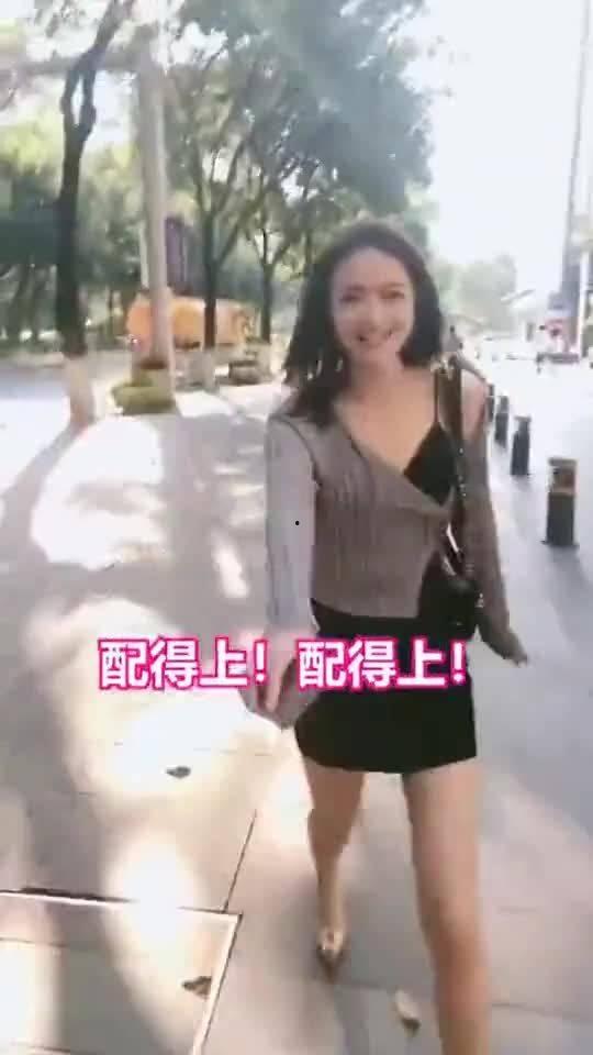 大街上吃瓜的小姐姐视频,小姐姐吃瓜视频引围观